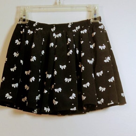 Forever 21 Black and White Skirt with Under Shorts- Size: S - Picture 5 of 17
